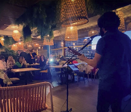 Dani SOHO cantando en cena